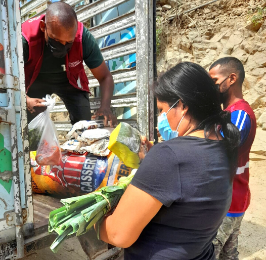 Entrega de viveres y esperanza